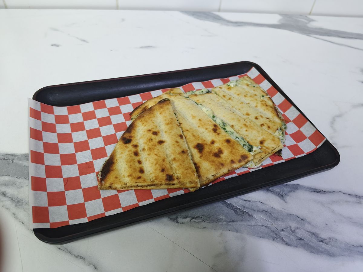 Кесадилья с сыром и зеленью